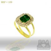 Anel pedra quadrada e strass folheado a ouro