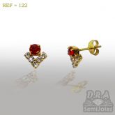 Brinco infantil triangulo em strass e pedra vermelha folheado a ouro