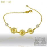 Pulseira folheada com perolas de lado e acessórios
