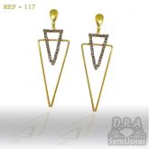 Brinco triangulo em fio e em strass folheado a ouro