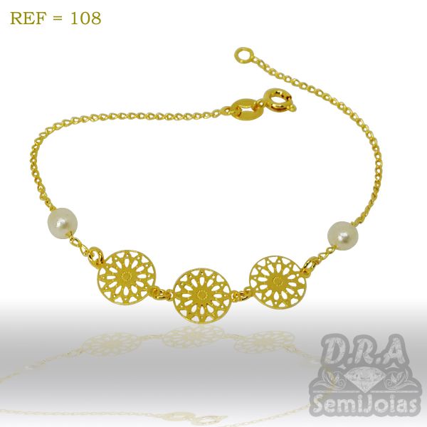 Pulseira folheada com perolas de lado e acessórios