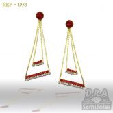 Brinco modelo triangulo em strass e corrente coreana folheado a ouro
